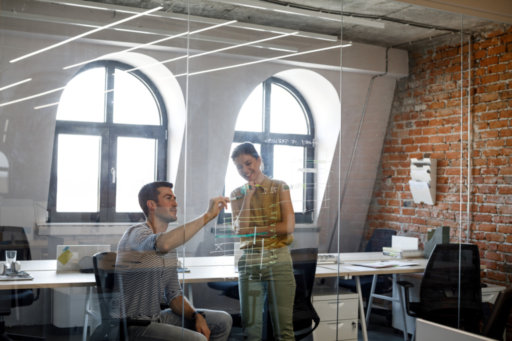 Collegas in ruimte discuseren over roadmap en data producten